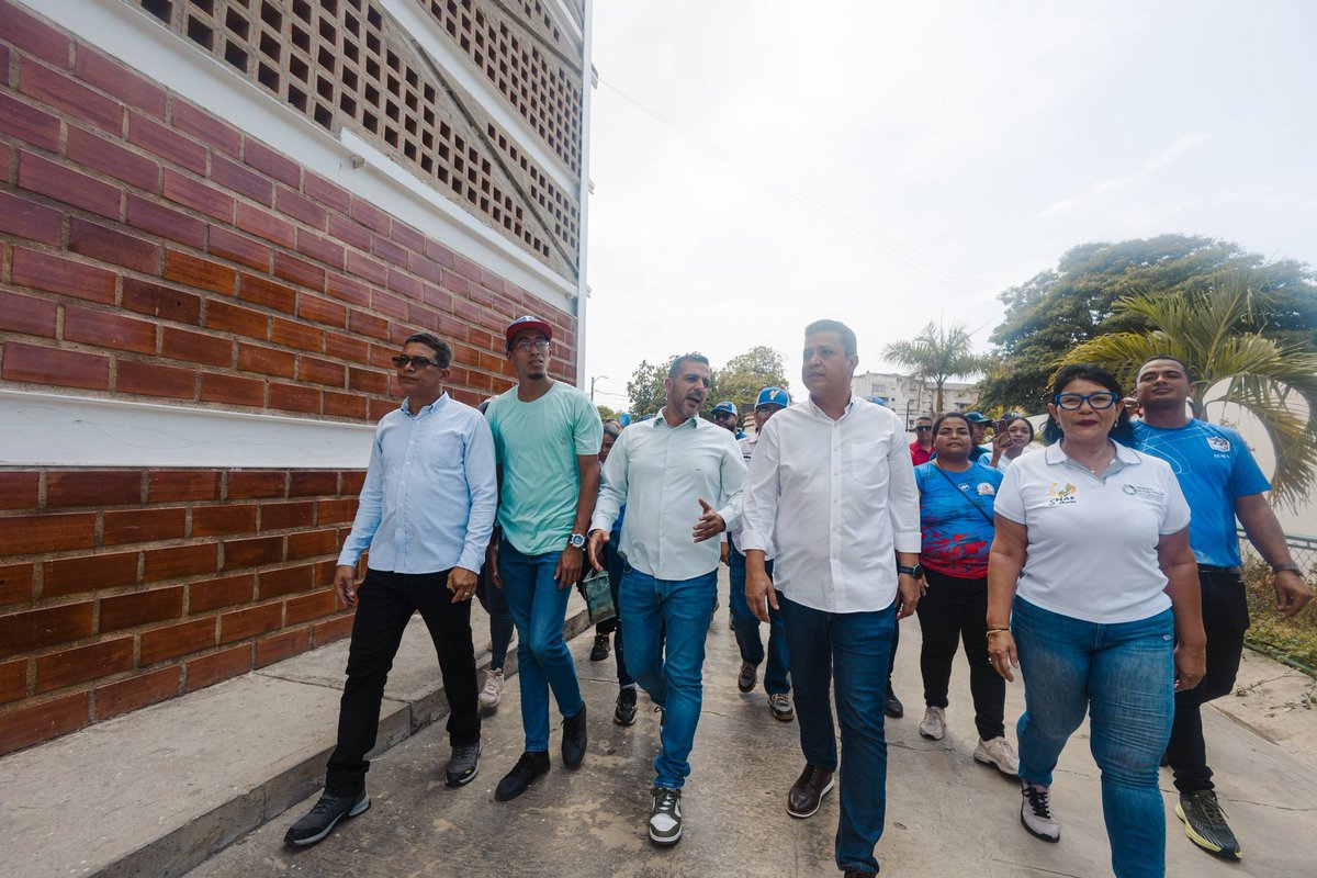 WillianGil's tweet photo. En el marco de una asamblea con las madres cocineras entregamos dotación para fortalecer las cocinas de más de 30 instituciones educativas en el estado La Guaira. Esta dotación contempla neveras exhibidoras, congeladores, plancha y utensilios. https://t.co/hW1yj7UZnZ