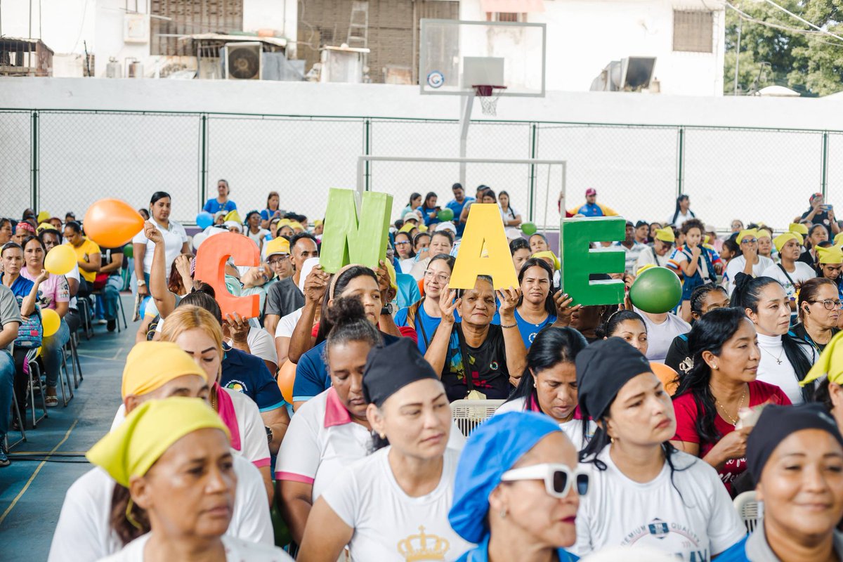 En el marco de una asamblea con las madres cocineras entregamos dotación para fortalecer las cocinas de más de 30 instituciones educativas en el estado La Guaira. Esta dotación contempla neveras exhibidoras, congeladores, plancha y utensilios.