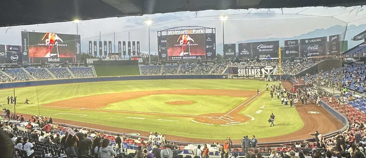 Csr_AAM's tweet image. 🏟️Walmart Park
⚙️"El Palacio Sultán"
📍Monterrey, Nuevo León 🇲🇽

"El olor a césped, el sonido del bat y la esperanza de una nueva temporada.”

El beisbol está de vuelta!

Los Fantasmas Grises
@SultanesOficial 

#LosFantasmasGrises
#OpeningDay  
#PlayBall ⚾️