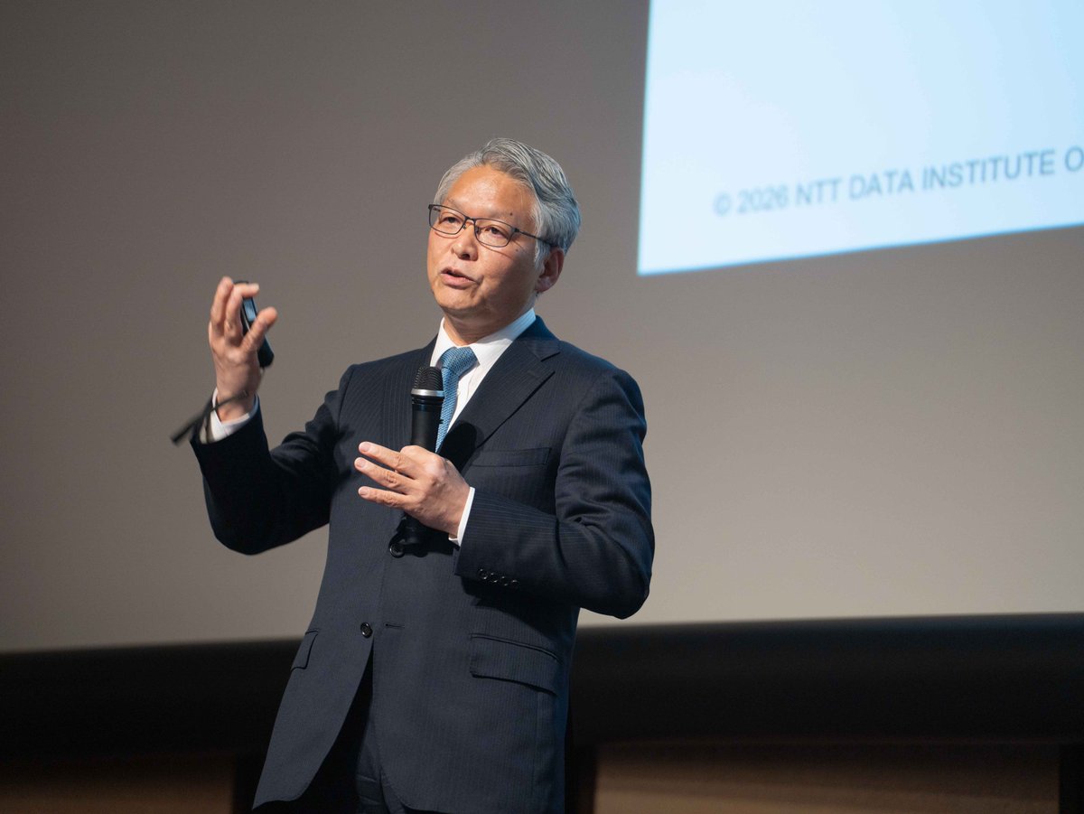 NTTDIOMC's tweet photo. 4月20日、全社員が一堂に会する「FY2026キックオフミーティング」を開催いたしました。

第一部冒頭では、社長の山口（メンション）よりFY2025の振り返りとAI時代における社会・顧客・競合の変化を踏まえた今後の方針、当社ビジョンである「Lighting the way to a brighter society よりよい社会への道筋を照らす」に向けた今期の施策や想いが語られました。

また全社施策の実施報告、社内表彰、プロジェクトや海外留学の成果報告なども行われ、組織を横断した貴重な学びの時間となりました。

第二部では懇親会が開催されました。新入社員の意気込みが感じられる自己紹介を始め、ユニットを越えた新しいつながりが生まれる場となりました。

#NTTデータ経営研究所 #コンサルタント #FY2026 #Kickoff