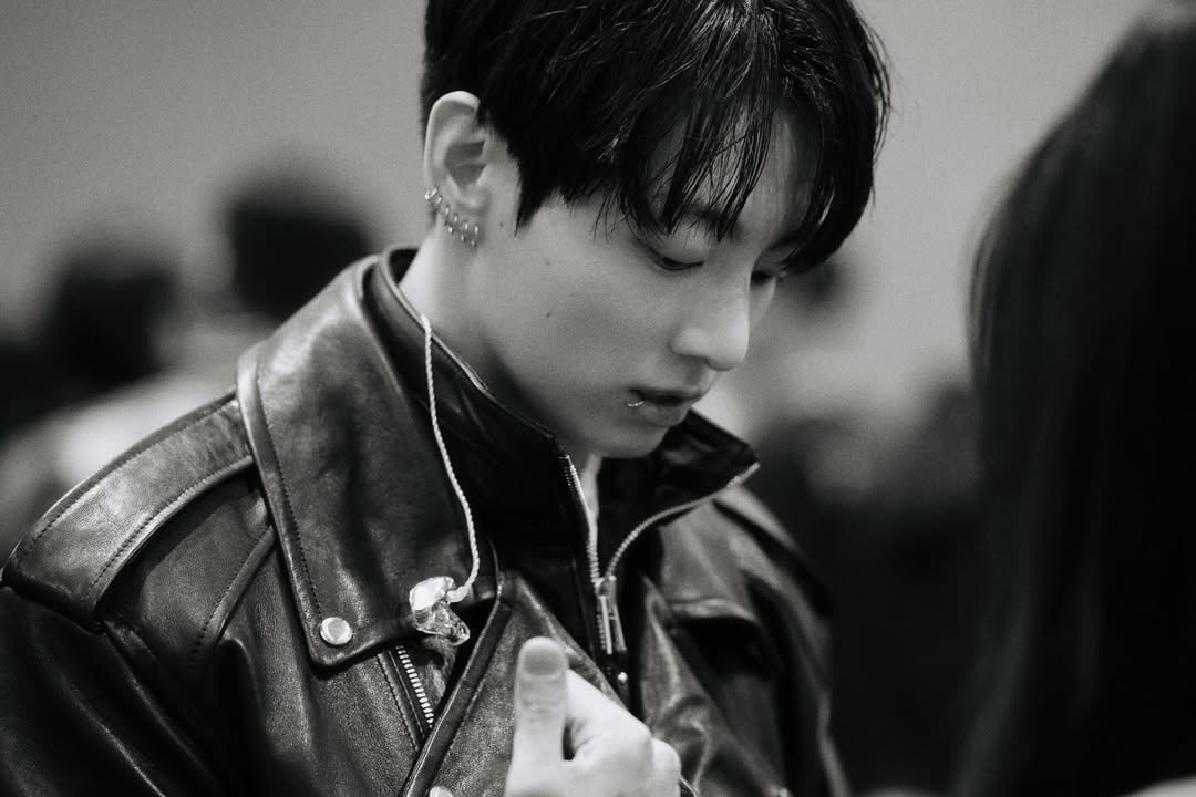 방탄소년단 옆모습 너무 취향이라 정말
어찌할바를 모르겠음
저런 옆모습 보여주실때마다 진짜 장기라도 다 빼드리고 싶을정도로 감사함
그냥 그대들 옆모습만 보면서 밥안먹고 
평생 살수있을거 같을 정도로 너무 취향이세요