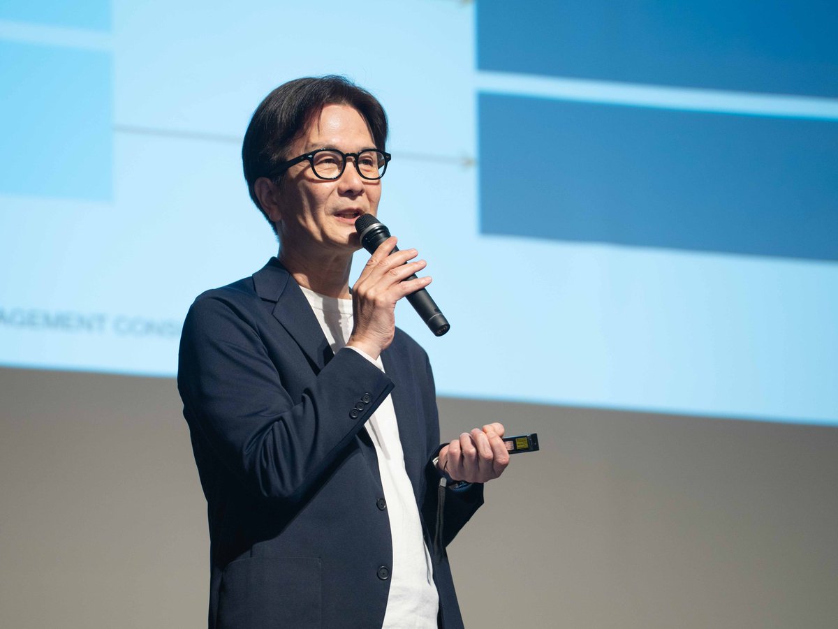NTTDIOMC's tweet photo. 4月20日、全社員が一堂に会する「FY2026キックオフミーティング」を開催いたしました。

第一部冒頭では、社長の山口（メンション）よりFY2025の振り返りとAI時代における社会・顧客・競合の変化を踏まえた今後の方針、当社ビジョンである「Lighting the way to a brighter society よりよい社会への道筋を照らす」に向けた今期の施策や想いが語られました。

また全社施策の実施報告、社内表彰、プロジェクトや海外留学の成果報告なども行われ、組織を横断した貴重な学びの時間となりました。

第二部では懇親会が開催されました。新入社員の意気込みが感じられる自己紹介を始め、ユニットを越えた新しいつながりが生まれる場となりました。

#NTTデータ経営研究所 #コンサルタント #FY2026 #Kickoff