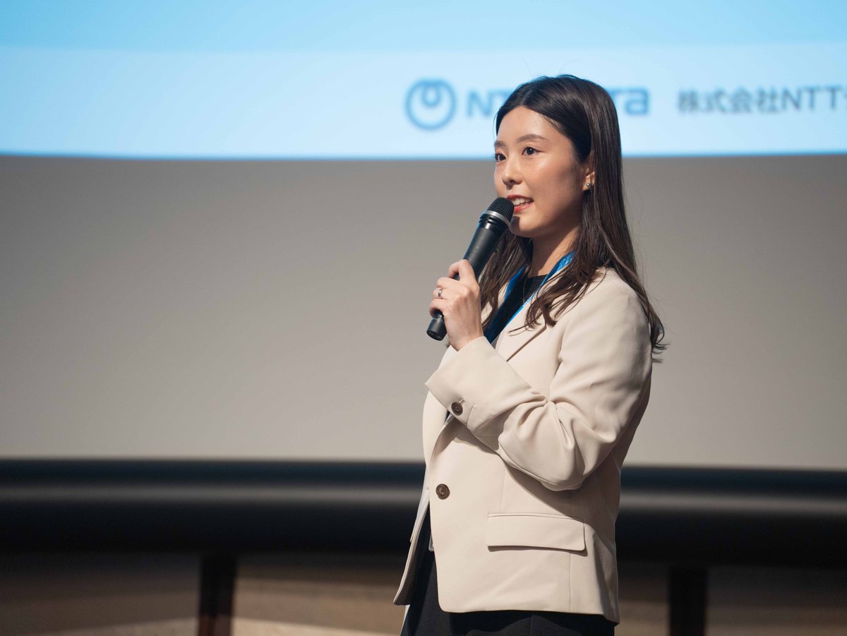NTTDIOMC's tweet photo. 4月20日、全社員が一堂に会する「FY2026キックオフミーティング」を開催いたしました。

第一部冒頭では、社長の山口（メンション）よりFY2025の振り返りとAI時代における社会・顧客・競合の変化を踏まえた今後の方針、当社ビジョンである「Lighting the way to a brighter society よりよい社会への道筋を照らす」に向けた今期の施策や想いが語られました。

また全社施策の実施報告、社内表彰、プロジェクトや海外留学の成果報告なども行われ、組織を横断した貴重な学びの時間となりました。

第二部では懇親会が開催されました。新入社員の意気込みが感じられる自己紹介を始め、ユニットを越えた新しいつながりが生まれる場となりました。

#NTTデータ経営研究所 #コンサルタント #FY2026 #Kickoff
