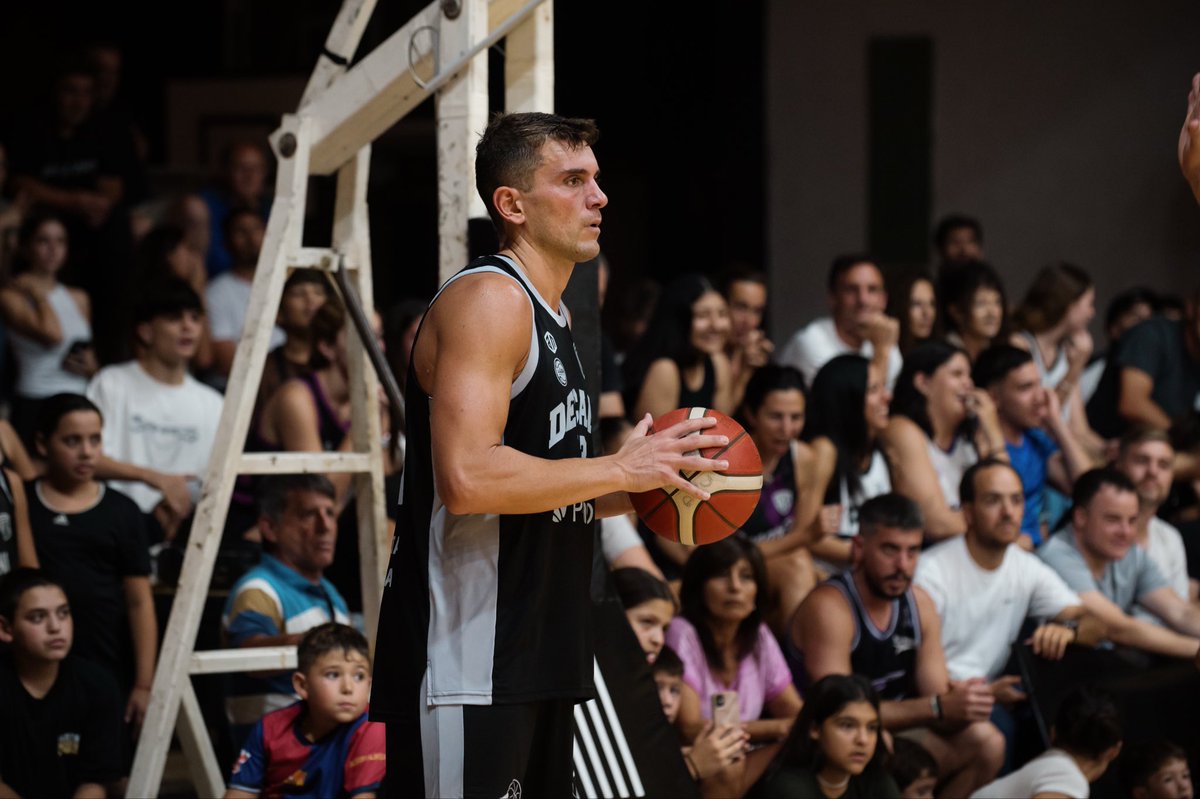 basquet_pfc's tweet image. ¡GANÓ #PICO! 👊🏻

Notable tarea de todo el equipo para derrotar 68-54 a La Unión de Colón y descontar 2-1 en la serie.

¡El jueves con todo! ✊🏻

#DalePico ⚫️⚪️⚫️
#LaLigaArgentina 🏀