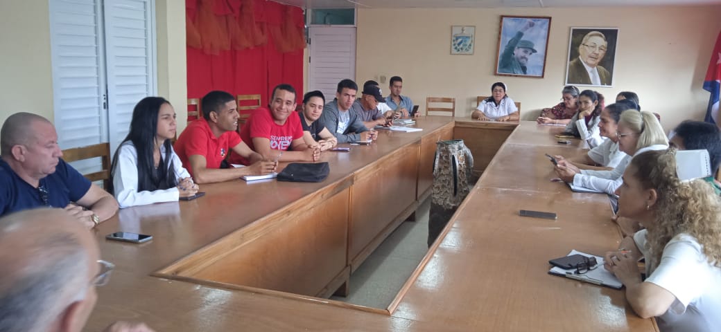 En el marco del proceso de entrega del primer secretario de la Unión de Jóvenes Comunistas (UJC) en Holguín, se desarrolló un breve encuentro con jóvenes del Hospital Pediátrico y el Consejo de Dirección ampliado. 
#LaPatriaSeDefiende
#PorCubaJuntosCreamos
#HonorHolguinero