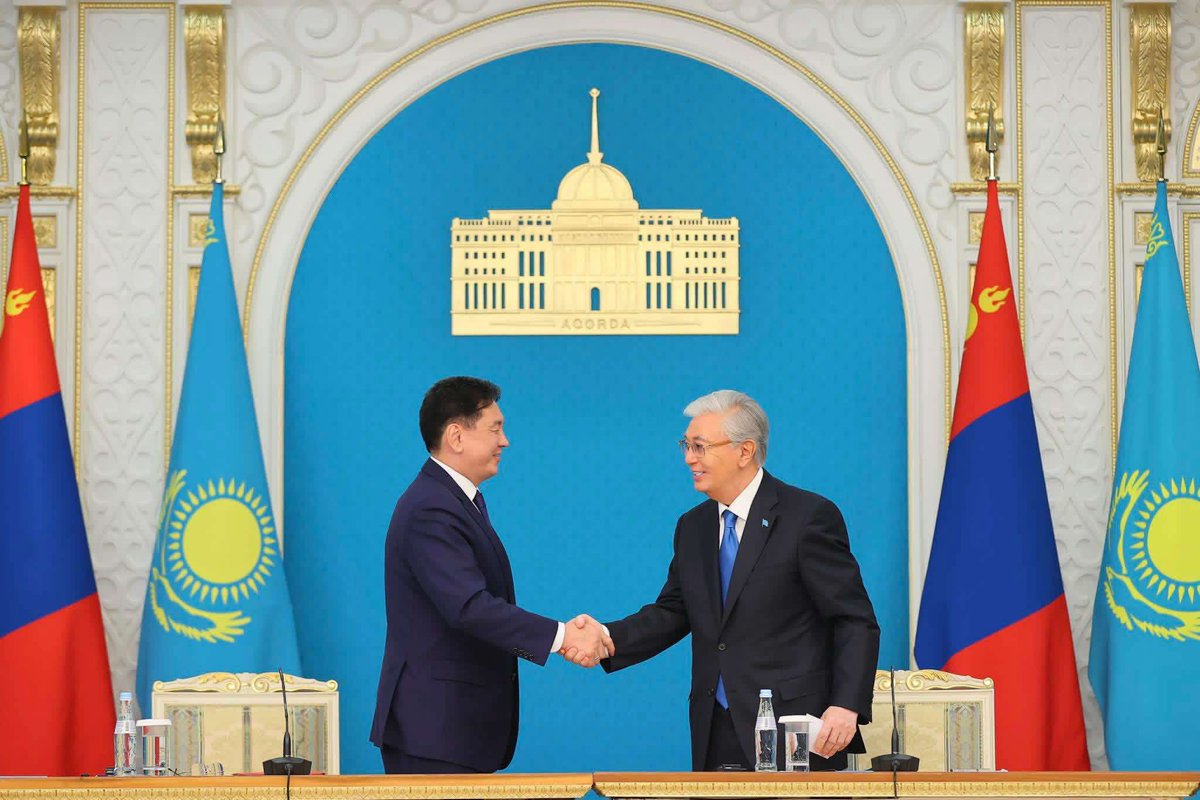 ArctusAnalytics's tweet photo. Mongolia, Kazakhstan Deepen Strategic Partnership with Expanded Trade and Connectivity Agenda
President U.Khurelsukh and President Kassym-Jomart Tokayev held official talks in Astana, reaffirming their Strategic Partnership and agreeing to deepen cooperation across economic, infrastructure, and social sectors. The two sides set a target to raise bilateral trade to 500 million USD, with plans to expand Mongolian exports of wool, cashmere, leather, and meat, while increasing imports of Kazakh agricultural products. Tokayev also expressed appreciation for Mongolia’s support in opening a Kazakh consular office in Bayan-Ulgii.
Both leaders agreed to advance a roadmap under the temporary free trade agreement with the Eurasian Economic Union, resume and expand direct flights, and establish a joint working group on transport and logistics connectivity. The visit resulted in 18 agreements spanning mining, finance, education, and culture, alongside efforts to strengthen business ties and cooperation on environmental and regional initiatives.

Photo credit: Presidential Office of Mongolia