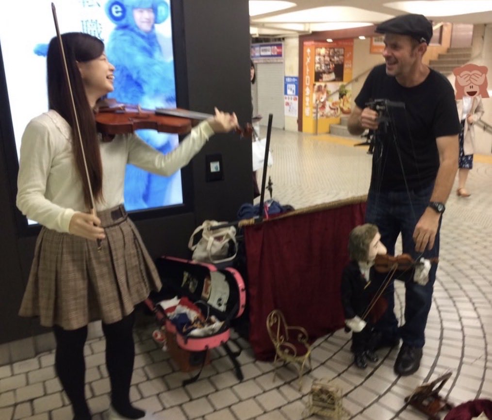 AyasaStr's tweet photo. 【無期活動停止】
操り人形を操っているディディエと一緒に駅ナカパフォーマンスをし続けて10年。
今の政権のせいで、ビザが厳しくなり
ディディエが日本から出なければいけなくなり、ついに国外へ。。
今まで見守って頂いた皆様、本当にありがとうございました！！！ https://t.co/LNChpJN1IA