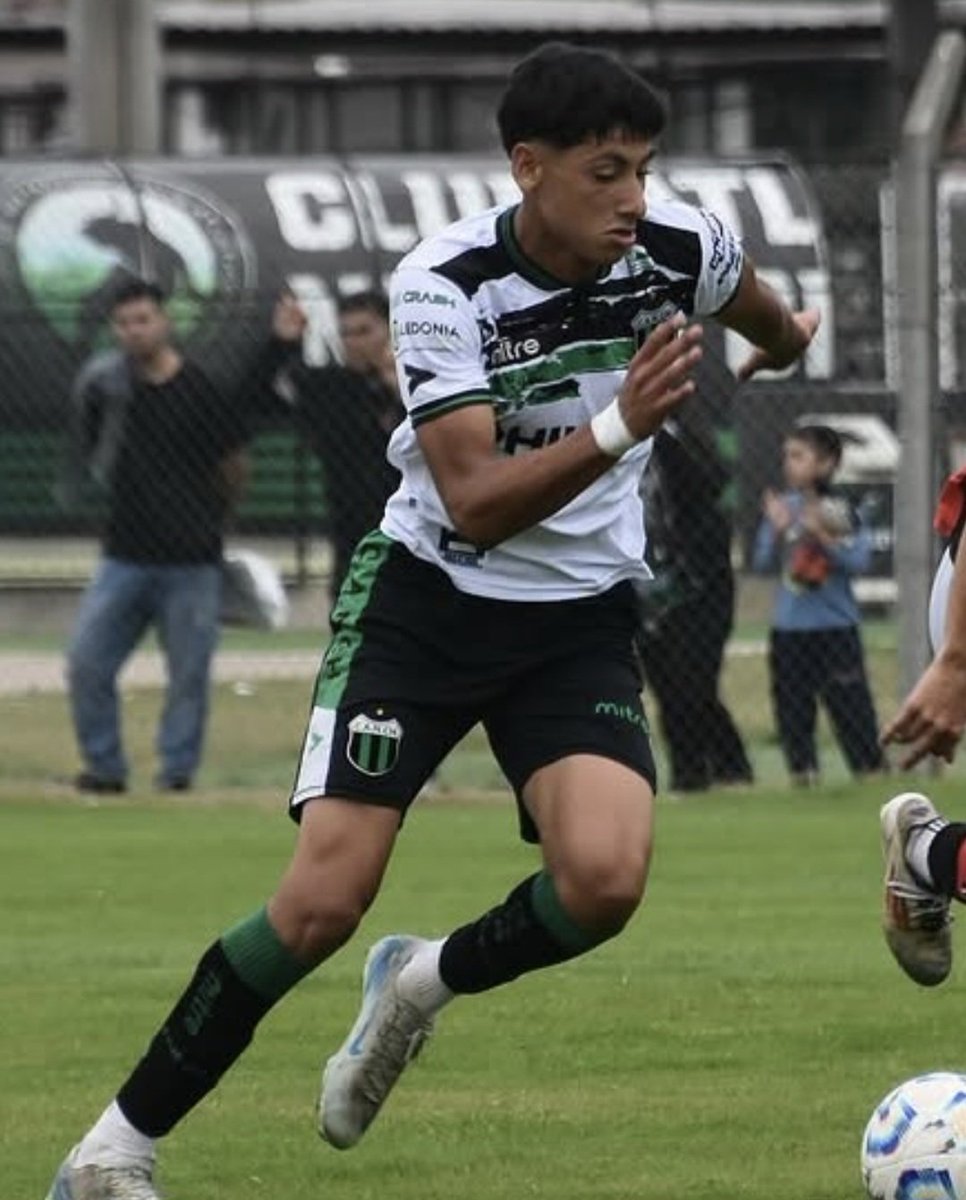 cascamarini1's tweet photo. RESERVA: ARI LIUZZI

Quiero hacer una mencion especial para el querido Ari. Lo vi muy bien hoy luciendo la camiseta nro 10, le quedo barbara su funcion de enlace. Acostumbrado a verlo en otras posiciones, me gusto mucho, sobretodo en el 1er tiempo tuvo una gran actuacion.
Tiene técnica, tiene un gran tranco, si le agrega mas remate al arco y se convence que puede ser el enganche, el que genere juego, puede ser un jugador mas completo. A mi entender de vos depende Ari querido, a seguir metiendole.