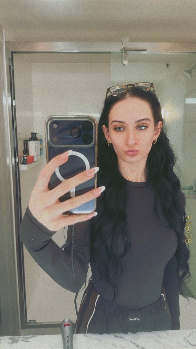 izzyamelia777's tweet image. goodnight my babies #gn #of #baddie #atl #glasses