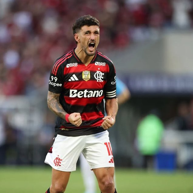 CentralFlaNacao's tweet image. Arrascaeta vestindo o manto do Flamengo! 🔴⚫️

⚔️ 373 jogos
✅ 241 vitórias 
🟰 77 empates 
❌ 55 derrotas
⚽️ 104 gols marcados
🅰️ 111 assistências

📊 @CRFStatContador 
📸 Reprodução