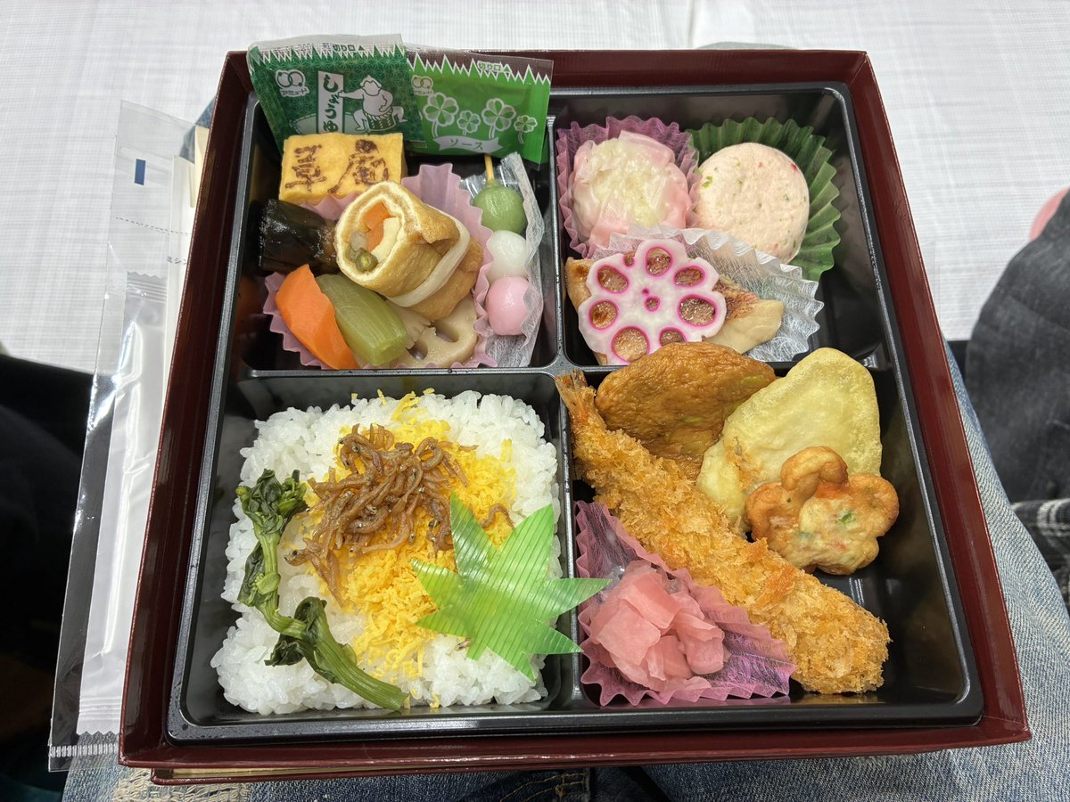 maximum_drive26's tweet photo. 昨日の巡業、やっぱいつきてもいいなぁ〜
お弁当🍱も美味しかったなー！
でも本場所もいきたいなぁ〜
（チケット取れず���）
#大相撲
#春巡業
#足立場所 https://t.co/vxWtp6ZQcA