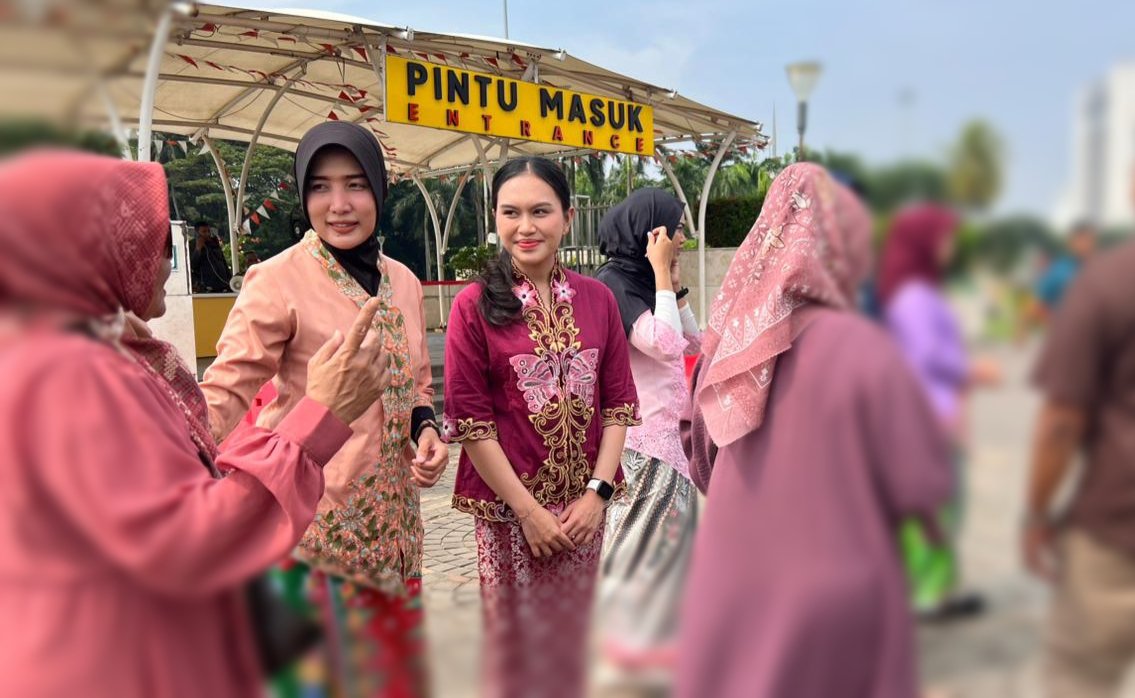 Hari Kartini, Polwan Berkebaya Layani Warga di Polda Metro Jaya indonesiajurnalis.com/hari-kartini-p…