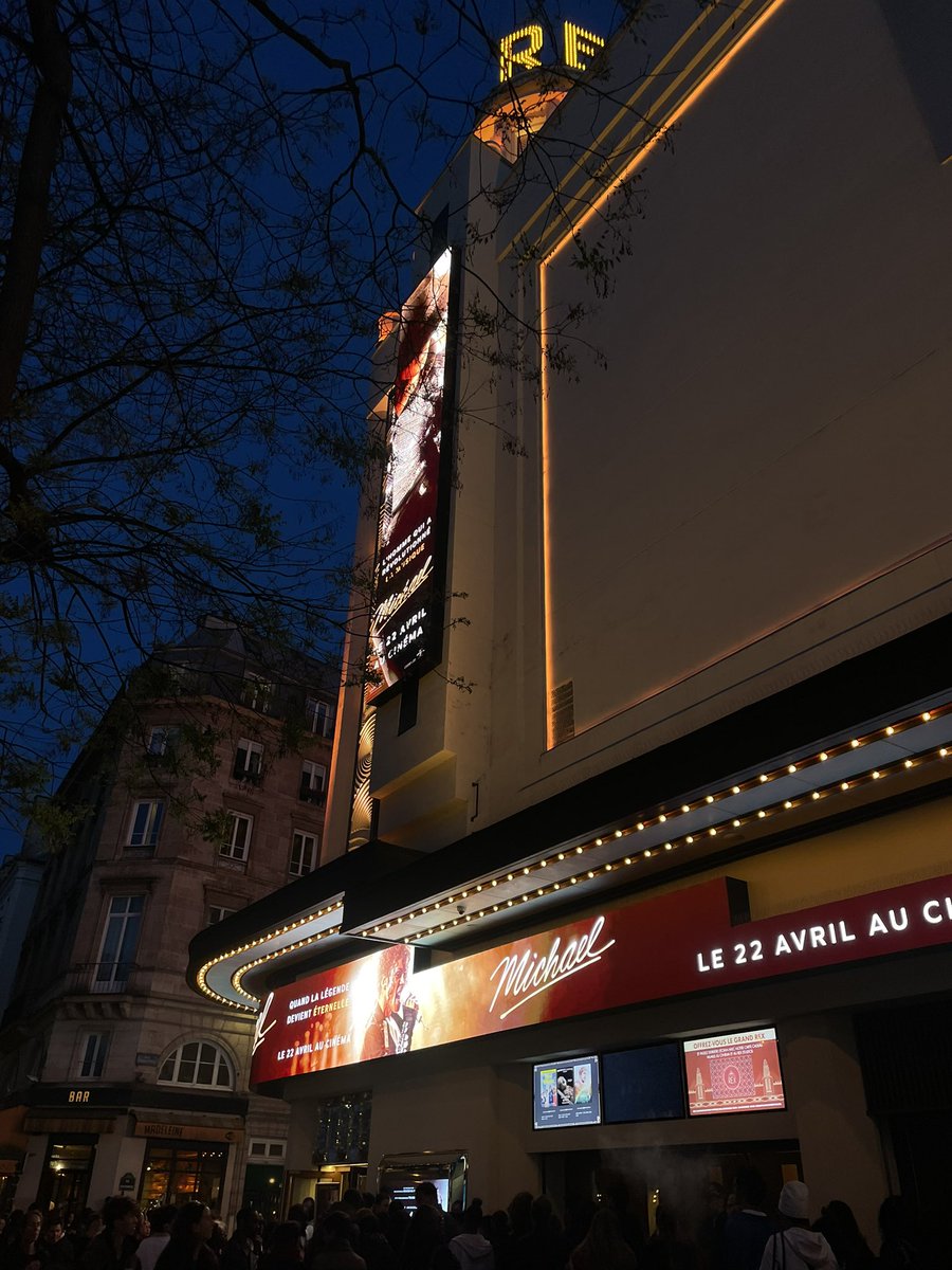 Loversenju's tweet image. Photocard de mj sous grand rex #pour la fame