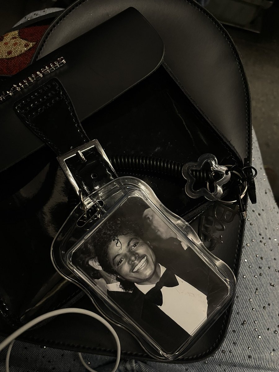 Loversenju's tweet image. Photocard de mj sous grand rex #pour la fame