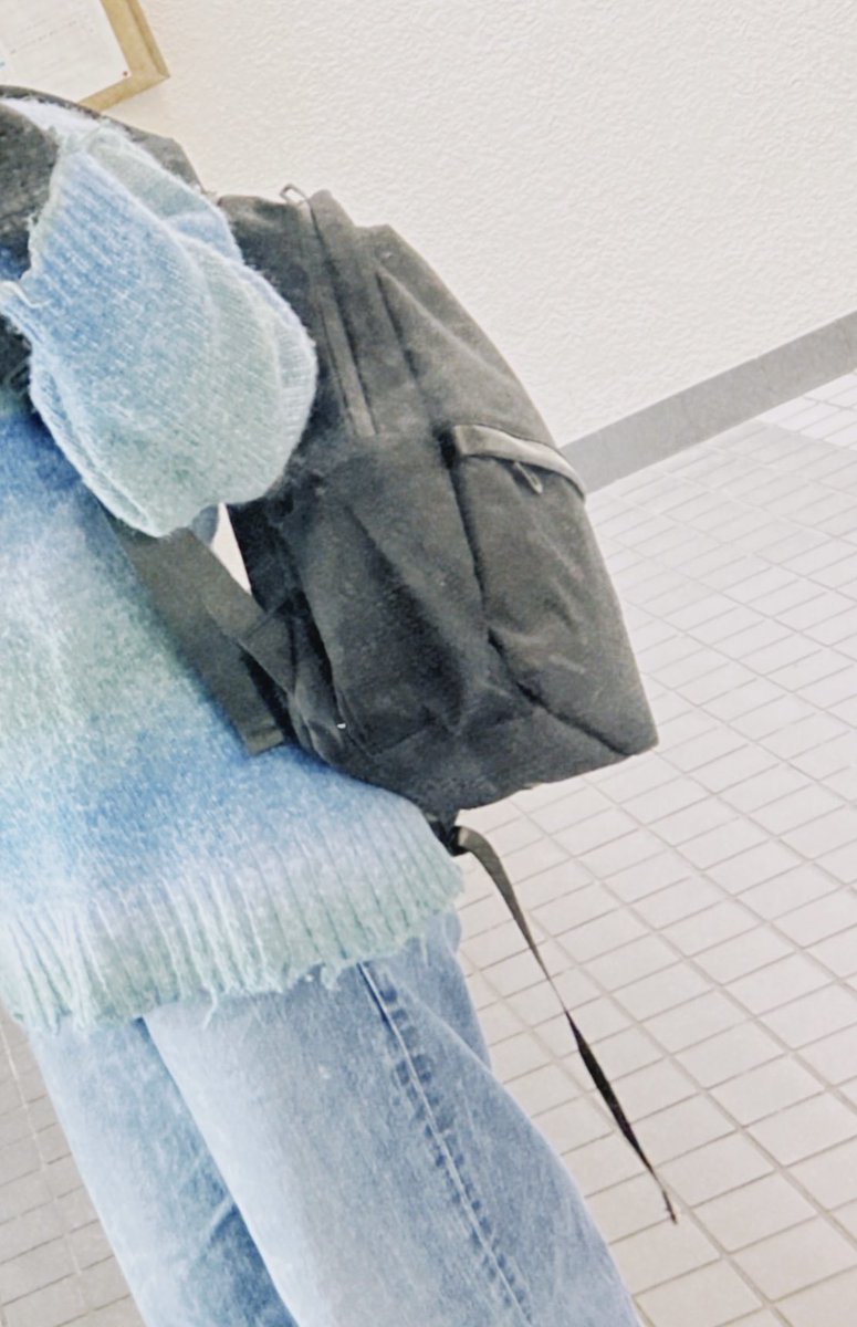 V_e_c_333's tweet photo. モノメンタム(@ayaka_akase_ )のリュックを使用して２日目ですが…
想像以上に使い勝手良すぎてヤバいです…！
PC、どデカいマウス、ケーブル、化粧ポーチ、本、ノート、その他諸々入れても、この薄さなのは凄すぎます…！
背負っててもいつものリュックより全然背負いやすさが違います！ https://t.co/Q8ZNj1vIDg