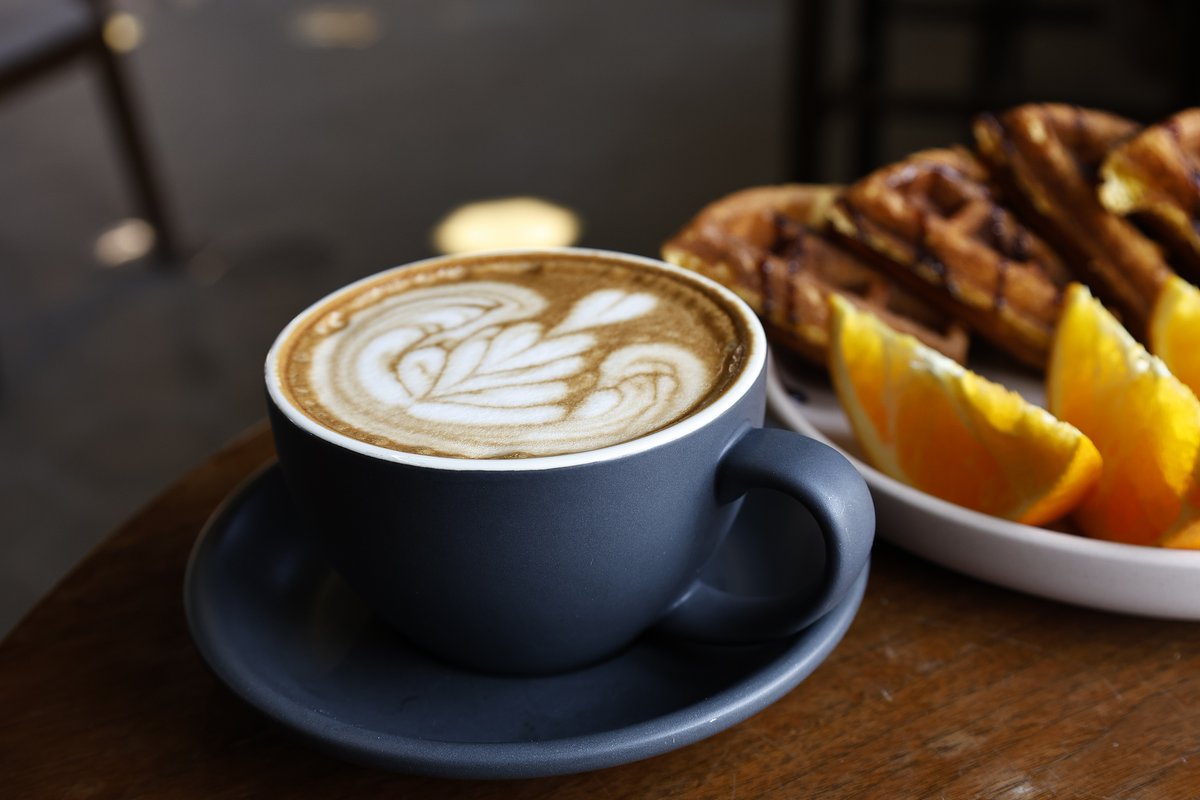 ChinaDaily's tweet image. Yunnan #coffee ☕️ is getting a major upgrade!

Scientists at the Kunming Institute of Botany found natural fungi in coffee cherries can boost sweetness and add vanilla-cinnamon notes — helping local beans reach "specialty coffee" status. bit.ly/4tp5Axg