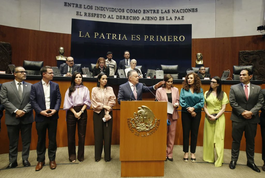 EnriqueVargasdV's tweet photo. La gobernadora de Chihuahua @marucamposchih , cuenta con todo nuestro apoyo. 

Estamos aquí desde el @senadomexico para defenderla.  

#VargasSenador https://t.co/SnIaVDd9tR