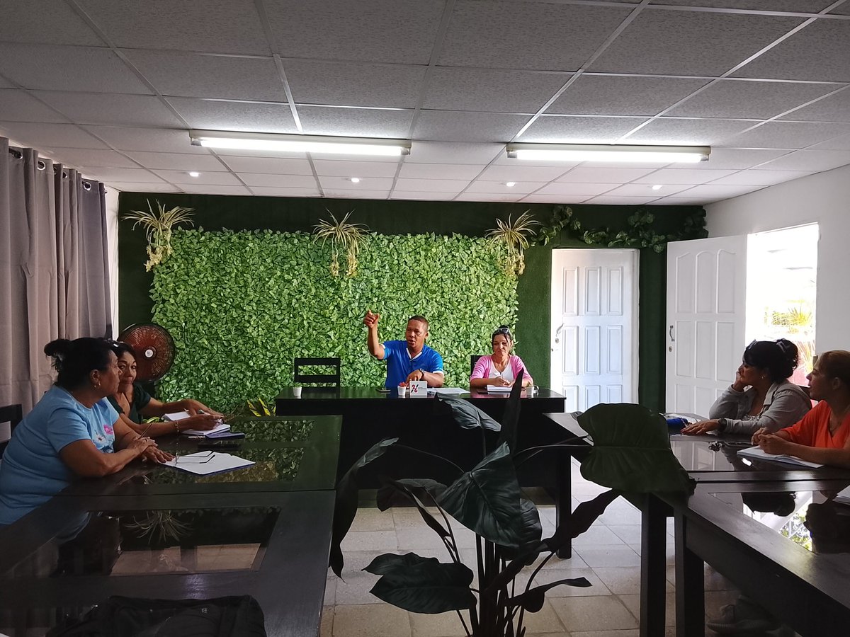 CacocumDirector's tweet photo. La Patria se defiende Los trabajadores de la Educación en #Cacocum con unidad y compromiso asumimos los retos para hacer de esta celebración un día histórico. Todos a la plaza este Primero de mayo #CubaEstáFirme https://t.co/n9ymGyE6wl