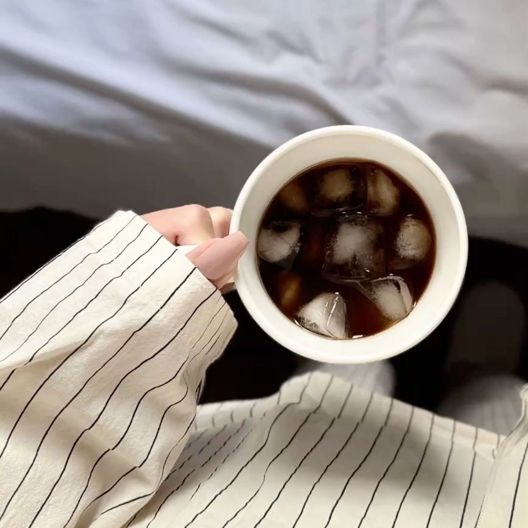 ليت كل النهايات مثل القهوة 
تنتهي و أنتِ مروقة ☕️🌱.