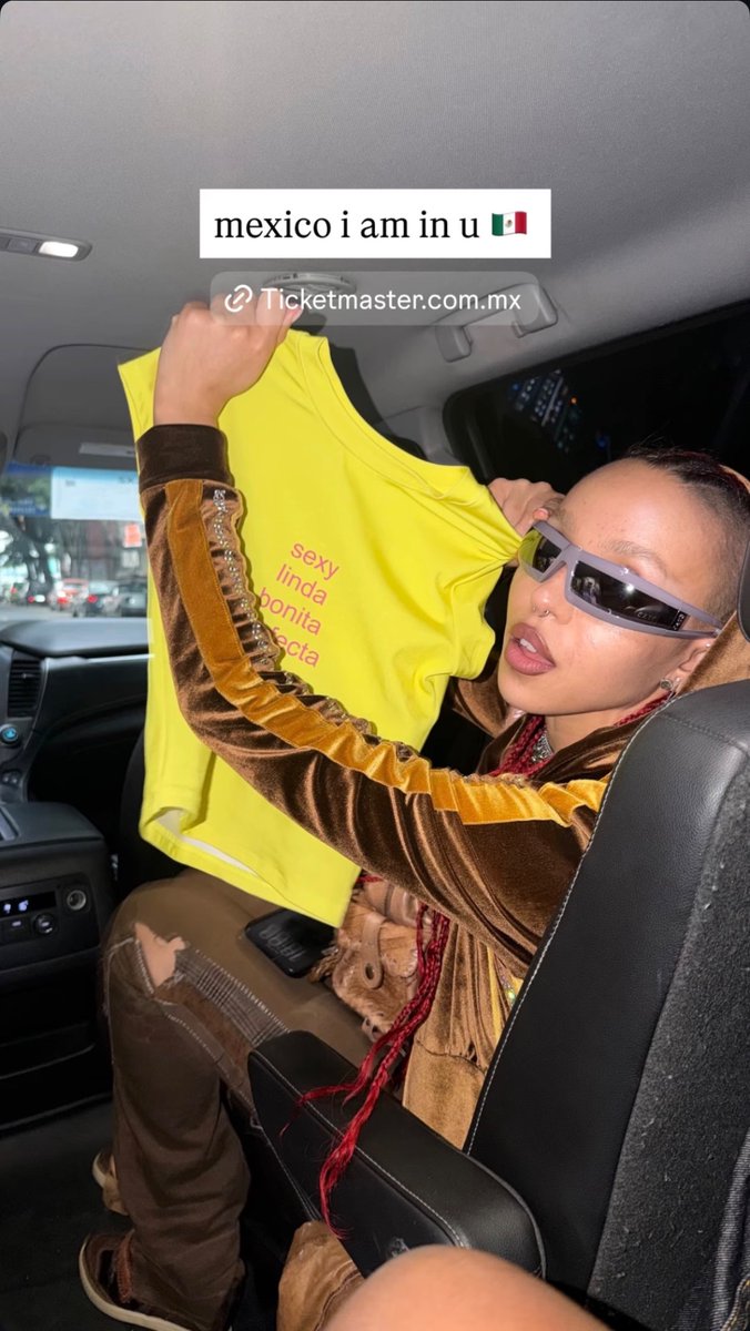 fkatwigsfashion's tweet photo. FKA twigs (@FKAtwigs) in MX (4/21/26) wearing: 

- Vintage velour hoodie by @dolcegabbana 
- The journey of ephebreum top by Snake Divine
- Brown jeans by cd1974
- EX62504 sunglasses by Exte https://t.co/FrMzbi8D1P