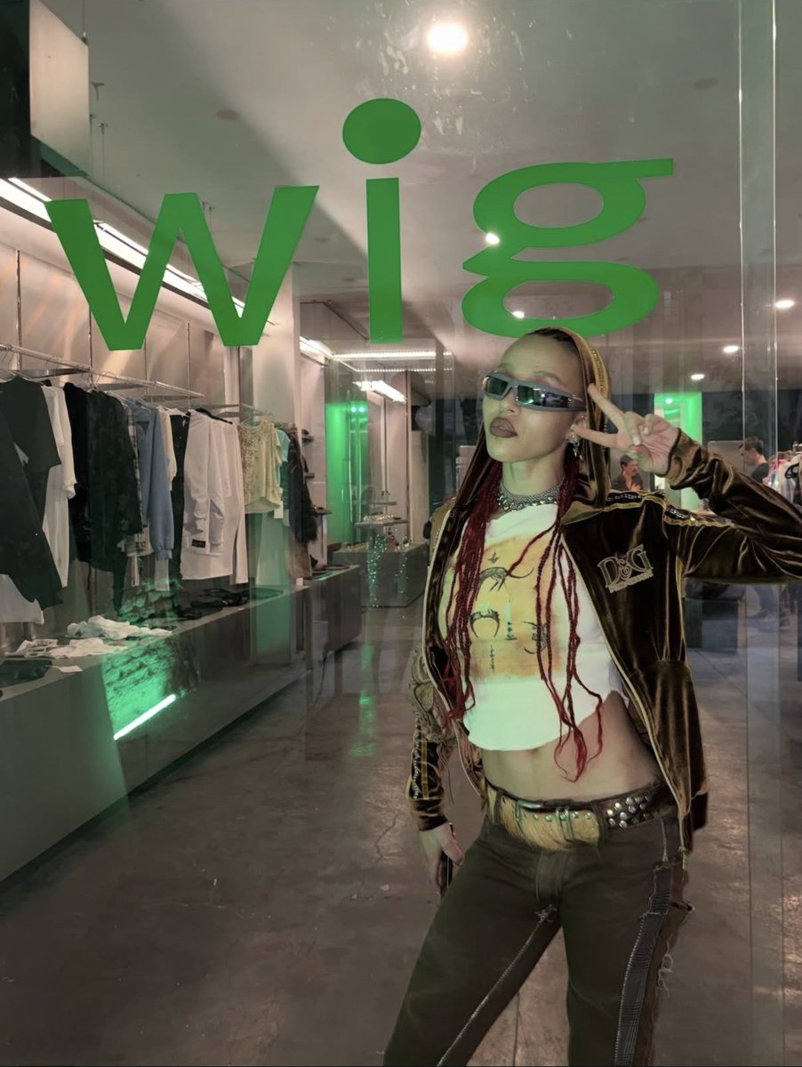 fkatwigsfashion's tweet photo. FKA twigs (@FKAtwigs) in MX (4/21/26) wearing: 

- Vintage velour hoodie by @dolcegabbana 
- The journey of ephebreum top by Snake Divine
- Brown jeans by cd1974
- EX62504 sunglasses by Exte https://t.co/FrMzbi8D1P