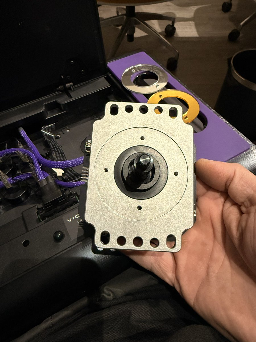 goldenlever's tweet photo. @IIllI Yes, it can fits victrix perfectly. First you need to remove the #GLpro Ring, and you will need 5pin extension cable because the one on victrix just too short. https://t.co/uEa8M1ZriP