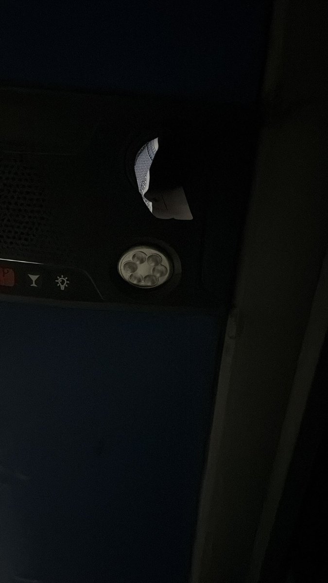 naturaldecinto's tweet photo. inclusive usando uma carta de baralho pra direcionar a ventilação em cima de mim https://t.co/t3gJ3aj1Rv
