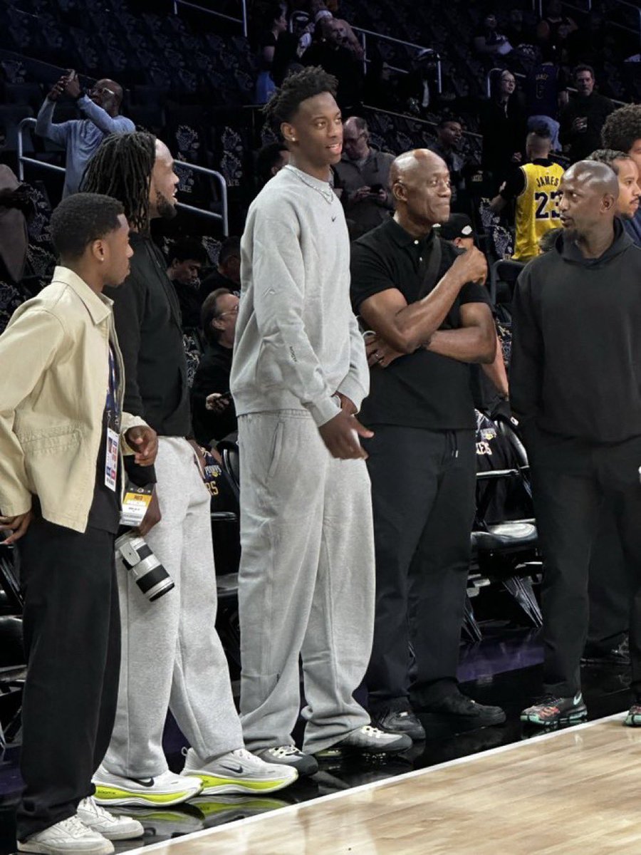 LakeShowYo tweet media