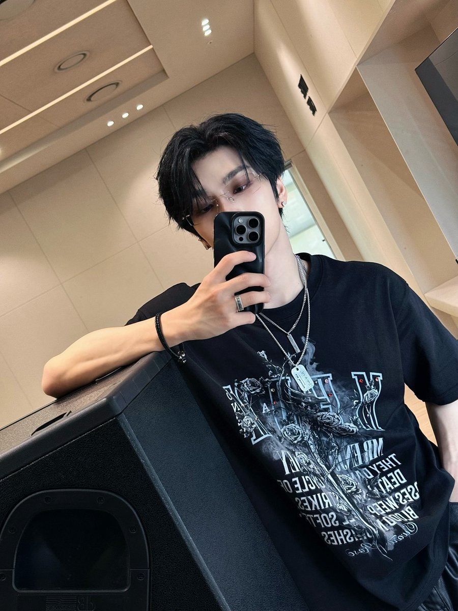 ALD1_HXINLONG's tweet image. 🕶️

#ALPHADRIVEONE  #ALD1 #알파드라이브원 #알디원
#허씬롱 #HEXINLONG #贺鑫隆 #XINLONG #씬롱