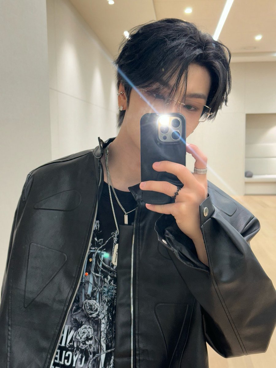 ALD1_HXINLONG's tweet image. 🕶️

#ALPHADRIVEONE  #ALD1 #알파드라이브원 #알디원
#허씬롱 #HEXINLONG #贺鑫隆 #XINLONG #씬롱