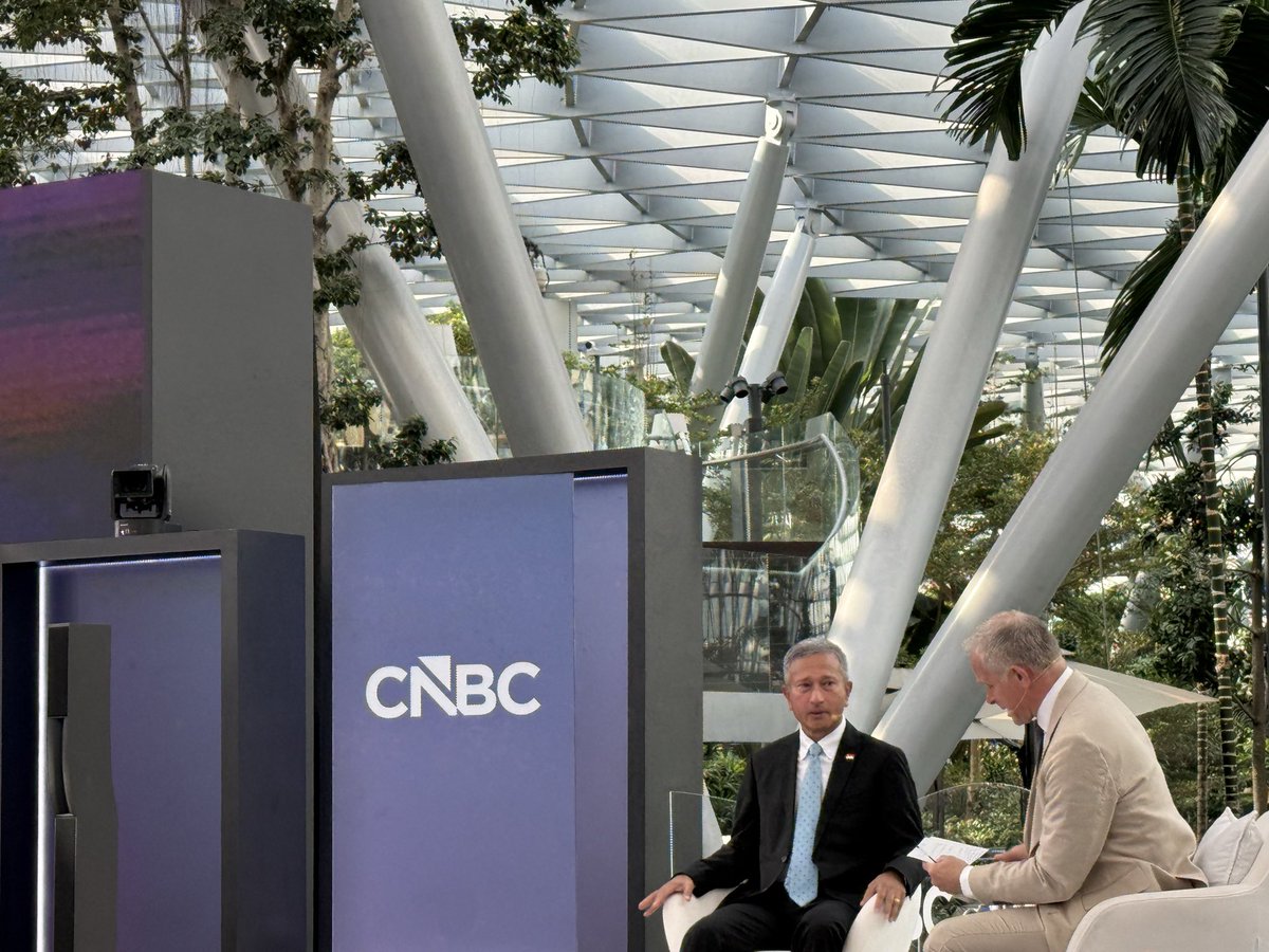 ofirdi's tweet photo. “Staying calm during a crisis is worth far more than airtime on CNBC” 😎
@VivianBala today at @CNBC Converge Live

A few more interesting points shared by Mr. Vivian Balakrishnan today:

➡️ Trust must be built and it cannot be assumed. Trust is one of the most effective ways to reduce transactional costs.

➡️ The future is not just about oil and gas prices, it’s an opportunity to diversify and prepare for what comes next.

➡️ As more global trade flows through the Strait of Malacca - at points as narrow as just 2 nautical mile, this critical hub must remains protected.