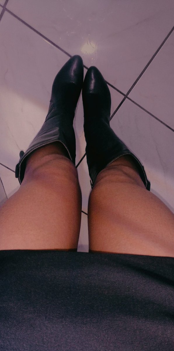 Minhas botas simplesmente prendem seu olhar.

findom dominatrix moneyslave podolatria  finsub  paypig  femdom