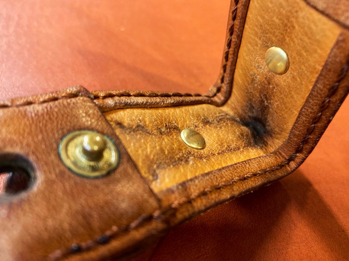 ouchi_leather's tweet photo. 【キーケース:リペア】
常連様の使い込まれたキーケース🔑
お直しさせていただきました。

革は丈夫ですが永遠の素材ではありません。
壊れてきたら直す、
直せる設計にしてある事が大事だと思っております。
また壊れるくらいに使っていただけますように☺️

#福島市 #革製品 #レザー #リペア https://t.co/V5aTMiltaD