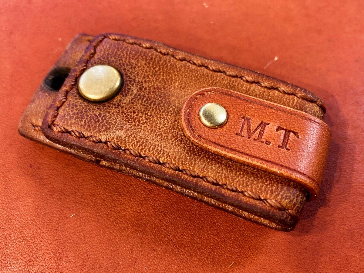 ouchi_leather's tweet photo. 【キーケース:リペア】
常連様の使い込まれたキーケース🔑
お直しさせていただきました。

革は丈夫ですが永遠の素材ではありません。
壊れてきたら直す、
直せる設計にしてある事が大事だと思っております。
また壊れるくらいに使っていただけますように☺️

#福島市 #革製品 #レザー #リペア https://t.co/V5aTMiltaD