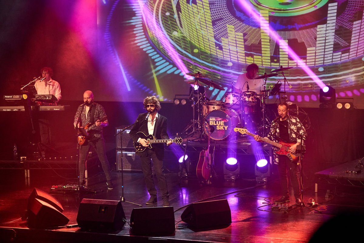 EntertainersUK_'s tweet image. Mr Blue Sky — feel-good vibes, timeless hits &amp;amp; pure energy ✨
.
@entertainersuk
.
#elo #mrblueksy #tribute #entertainers