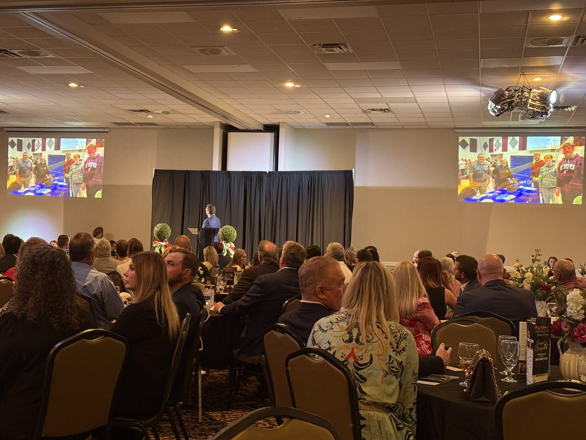 SNeilMiddleton's tweet image. Great evening with part of our Forcht Broadcasting team at the London-Laurel County Chamber of Commerce Annual Banquet.

Always good to catch up with friends and celebrate our local community. 
#ShopLocal #Community