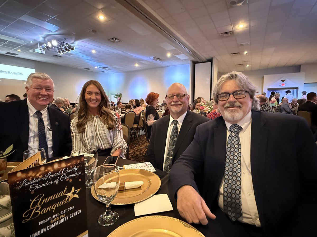 SNeilMiddleton's tweet image. Great evening with part of our Forcht Broadcasting team at the London-Laurel County Chamber of Commerce Annual Banquet.

Always good to catch up with friends and celebrate our local community. 
#ShopLocal #Community