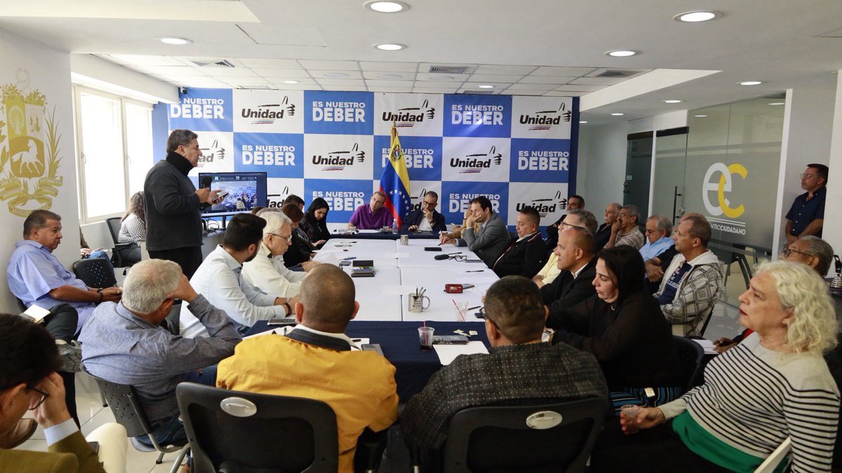 unidadvenezuela's tweet photo. 🧵 1/ 5 La Plataforma Unitaria Democrática (PUD) presentó este martes su hoja de ruta para la transición ante un grupo diverso de dirigentes políticos, representantes de diferentes organizaciones políticas. La reunión contó también con la asistencia de dirigentes políticos en el exilio, quienes, por vía Zoom, participaron del encuentro.