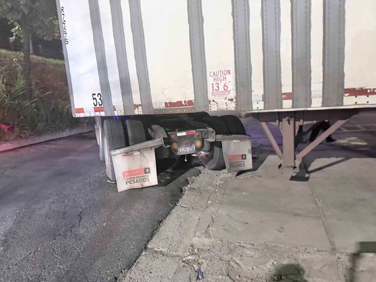Flower277's tweet photo. @DTransitoPNC @PNCSV @AlcaldiaAntiguo 
La casa de las baterías en calle Siemens estuvo intentando por más de 1 hora ingresar este furgón generando mega tráfico. Perdí mi cita médica.  @alertux @uhprensagrafica @noticias4vision https://t.co/O8RurpgjpZ