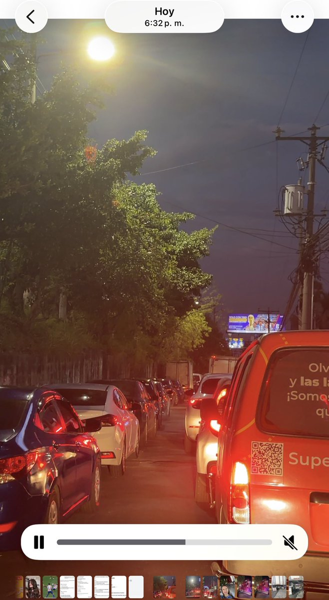 Flower277's tweet photo. @nayibbukele @VMTElSalvador 
Favor hacer algo al respecto para que esto no ocurra de nvo. Si no puede el conductor que desista, despeje e intente después. https://t.co/iBhGsrobz2
