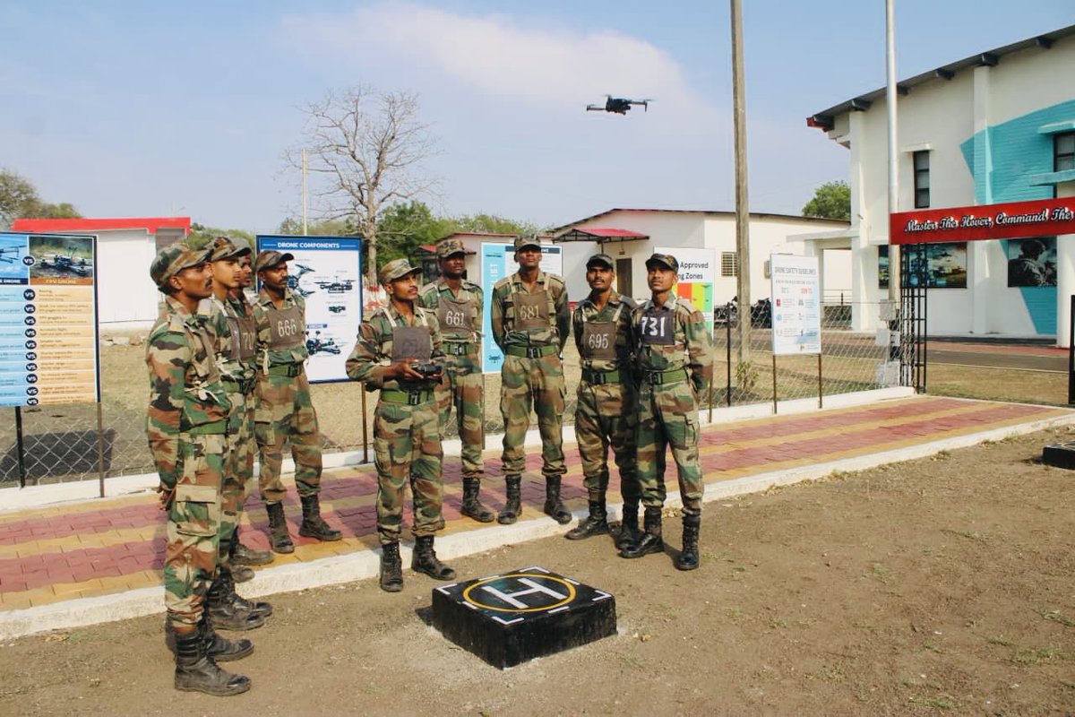 IaSouthern's tweet image. General Officer Commanding-in-Chief, #SouthernCommand visited #Sagar Military Station and reviewed the operational readiness of #ShahbazDivision and tech-enabled training initiatives for #Agniveers at the MAHAR Regimental Centre (MRC).

#IndianArmy
#DecadeOfTransformation
@adgpi