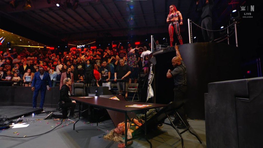 skyflair_'s tweet photo. dude what a fucking match 😭 ZARUCA COME GET YOUR FLOWERS 💐👏🏽 https://t.co/fi3tb9Pnox