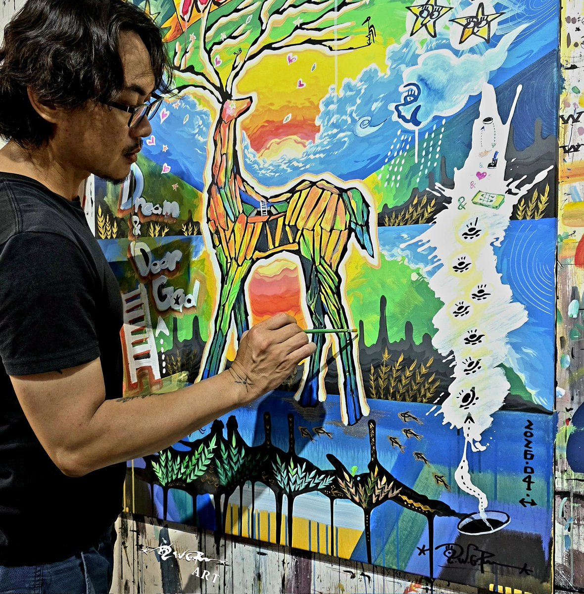 wgr2017art's tweet photo. 這隻鹿神，我畫到一半開始有點不太對勁。

牠不像我在控制，比較像牠在決定自己要往哪個時空中。一開始只是想畫在紐約創作時的那頭鹿神，但這幅畫到現在過了1個多月，手不受控制，在沒有想畫的地方出現樓梯、星星、還有一條不知道通往哪裡的路?

#植覺 #ART #鹿神 #wangguoren #plant_inspiration https://t.co/FdJor5DEh5