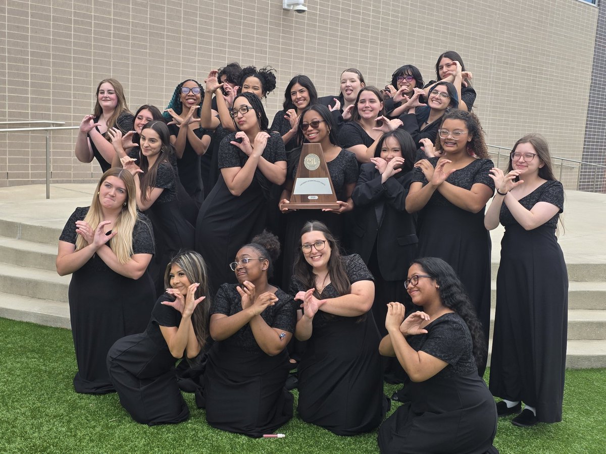 Maclle's tweet image. Cougar Choir was on fire!!! The Varsity girls brought this old man to tears with their final piece 🎼🎵 "Order My Steps!" 🥹 #SWEEPSTAKES ALL AROUND!! Let's Go Creek! #ProudPrincipal @CyFairISD @cycreekhs 🎤