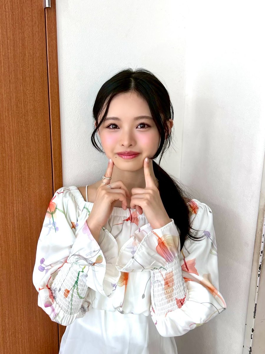 sakurazaka46's tweet photo. 本日4月22日(水)発売
「MAQUIA」6月号に

#浅井恋乃未 が登場しています♡

ぜひチェックしてください🌸

#MAQUIA #マキア
#櫻坂46
https://t.co/HHu4h5UpcV https://t.co/hlxR55Hbdl