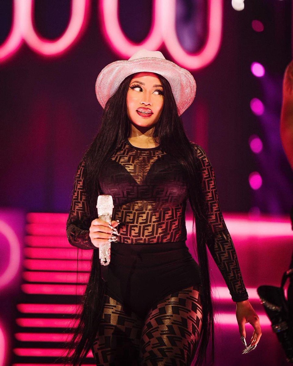 FALLIN 4 U 🦄🩷 tweet media