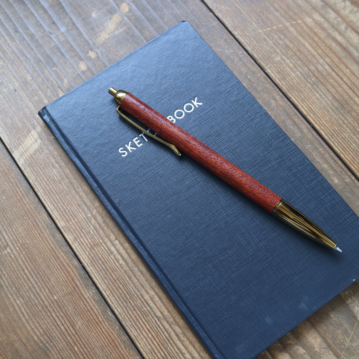 WoodTimeFactory's tweet photo. 細軸の木軸ペン。
手帳や測量野帳にすっと収まる、ちょうどいいサイズ感。
かさばらず、でも手に取るとしっくりくる。
木のぬくもりを感じながら、さっと書ける一本です。

#木軸ペン #測量野帳 #文房具好き #手帳時間 https://t.co/k2kLO31afL