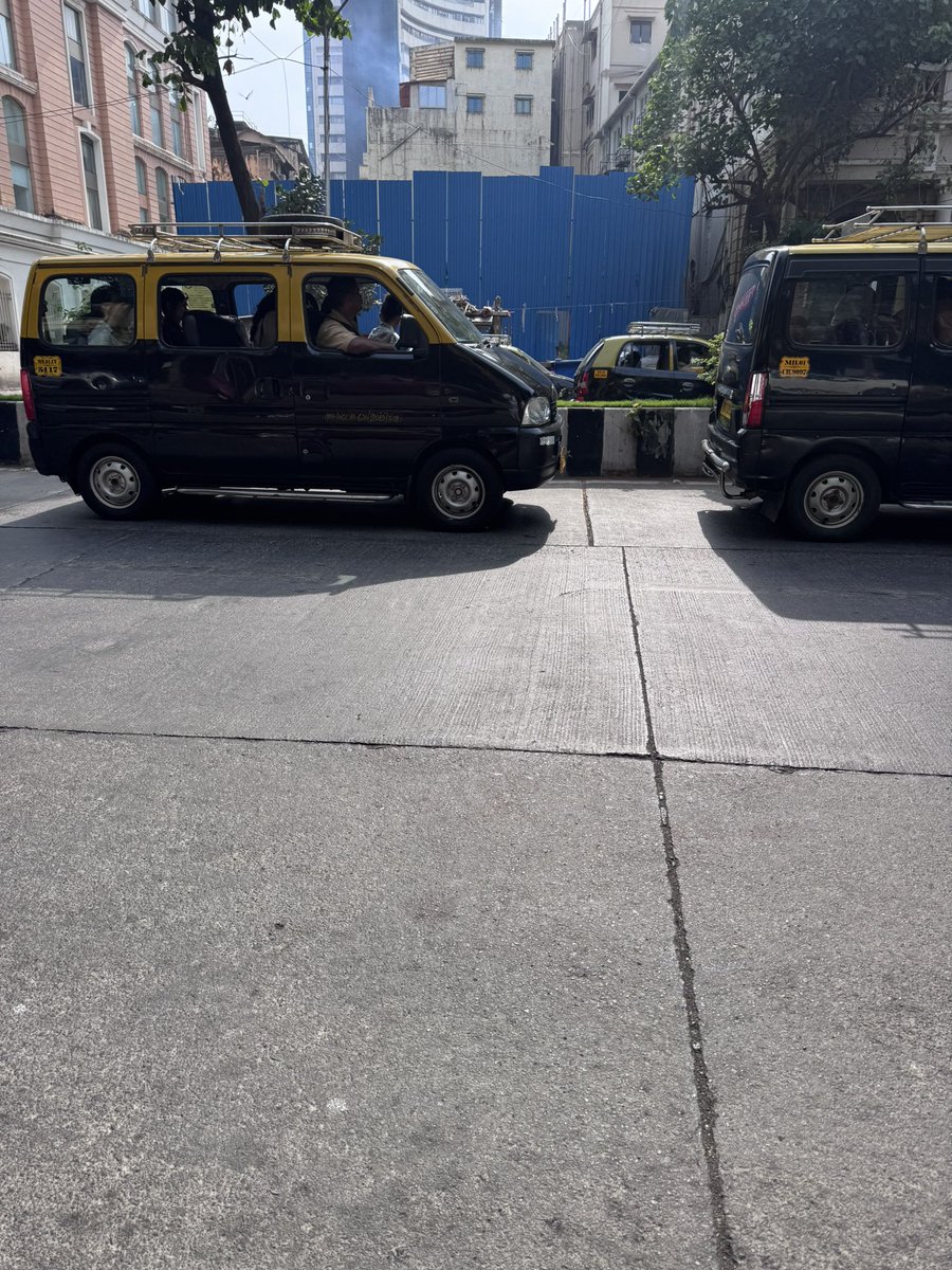 nawazhaindaday's tweet image. @MTPHereToHelp traffic planning at #Kalaghoda and M. G. Road, Fort is so unregulated and disastrous that sharing taxis are freely allowed to create chaos by halting at their pleasure on main roads.@CPMumbaiPolice @CMOMaharashtra @MumbaiPolice @RidlrMUM @TOIMumbai