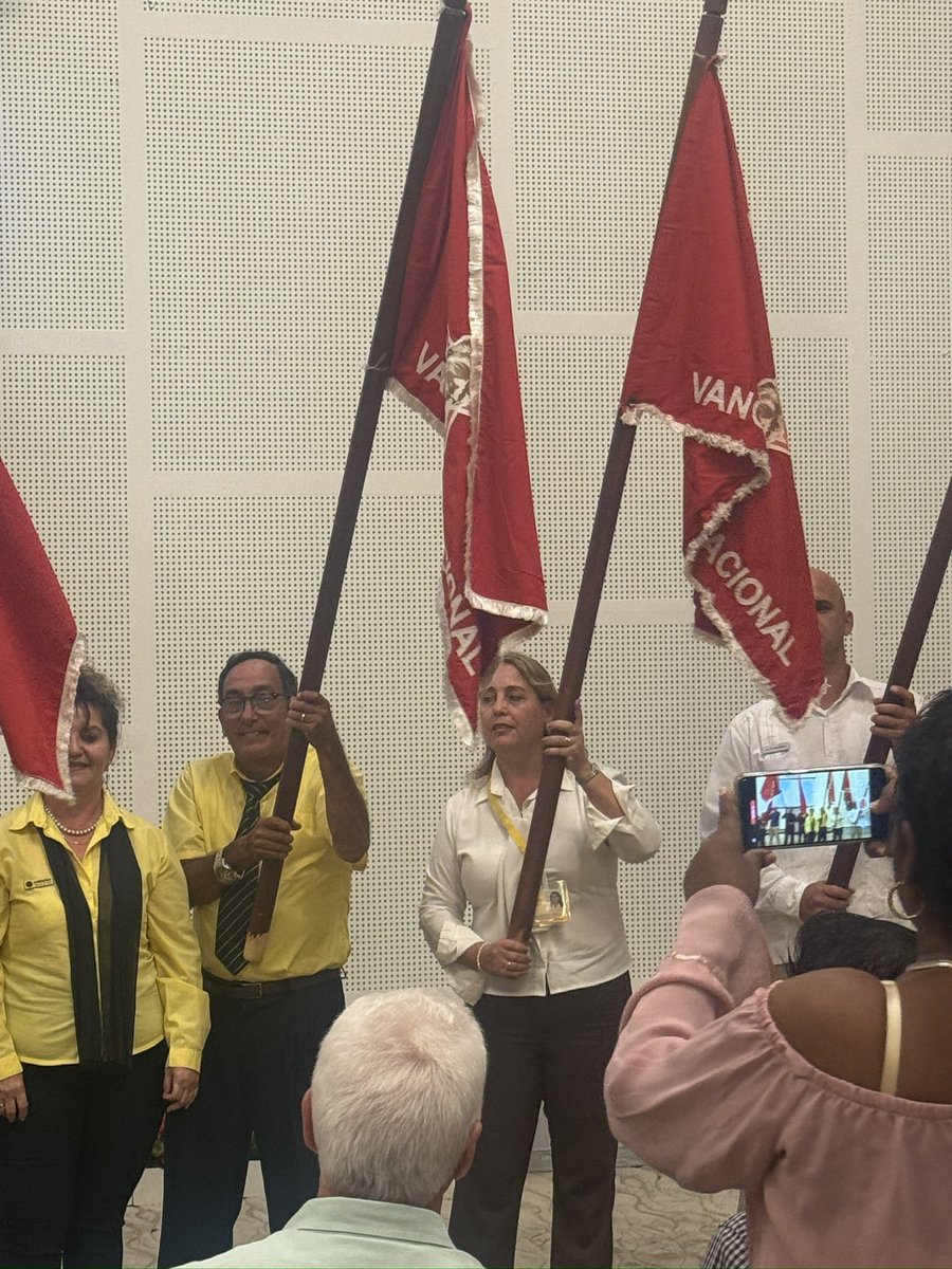Recibe el Grupo de Tiendas Melia, Bandera de Vanguardia Nacional, un ejemplo de sacrificio, entrega y compromiso… Felicidades a todos los trabajadores.. #CaracolDistingue #MatancerosEnVictoria