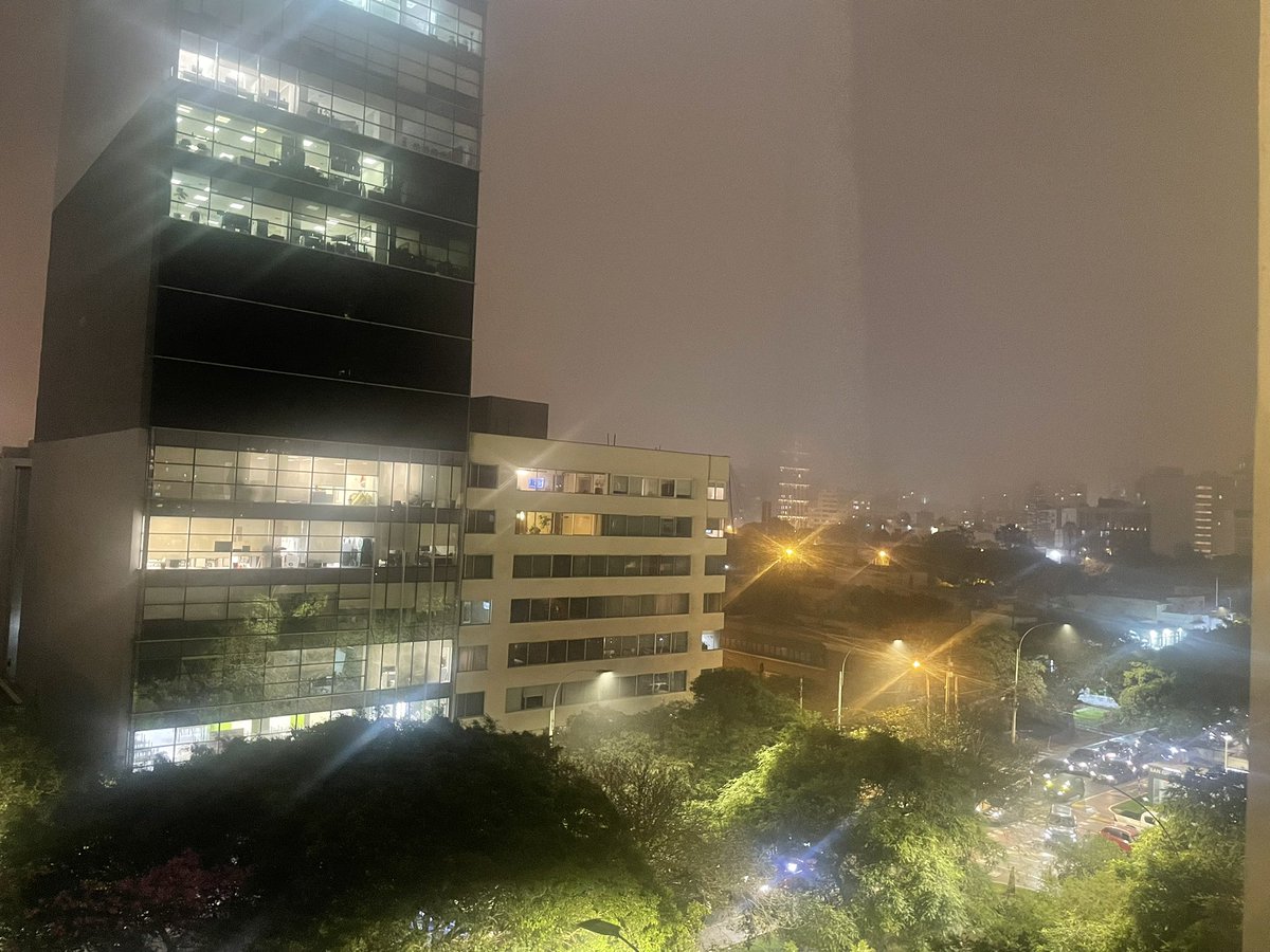 Última noche en Lima 
Hay neblina , pero hace calor rico
